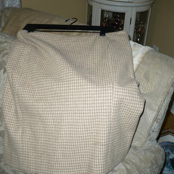HOLT RENEW HOUDSTOOTH 100 PERCENT WOOL SKIRT, SIZE 12 NEW CONDITION - Picture 1 of 2